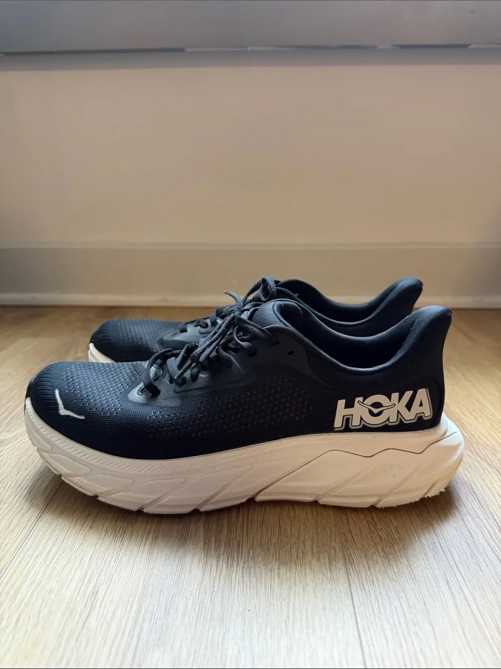 HOKA Men's Arahi 7 running shoes in a black Sz 9